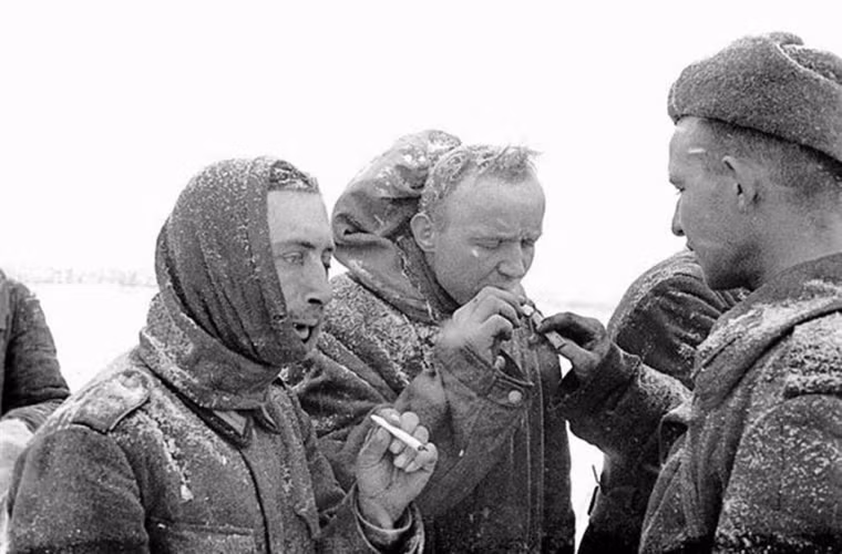Hình ảnh một chiến sĩ Hồng quân Liên Xô mồi thuốc cho các tù binh Đức giúp họ giảm bớt cái lạnh như cắt da cắt thịt ở nước Nga. Nguồn ảnh: English Russia.