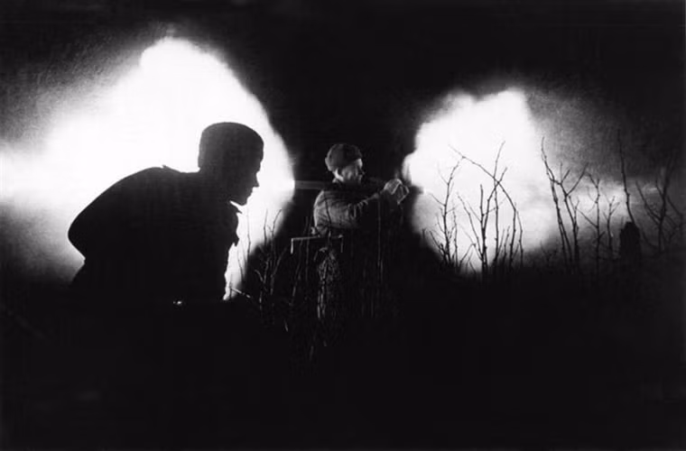 Trong ảnh là Trung sĩ Hồng quân V.Kireev sử dụng súng chống tăng cầm tăng Panzerfaust do Đức chế tạo trong một trận chiến vào ban đêm bên trong thành phố Breslau. Nguồn ảnh: English Russia.