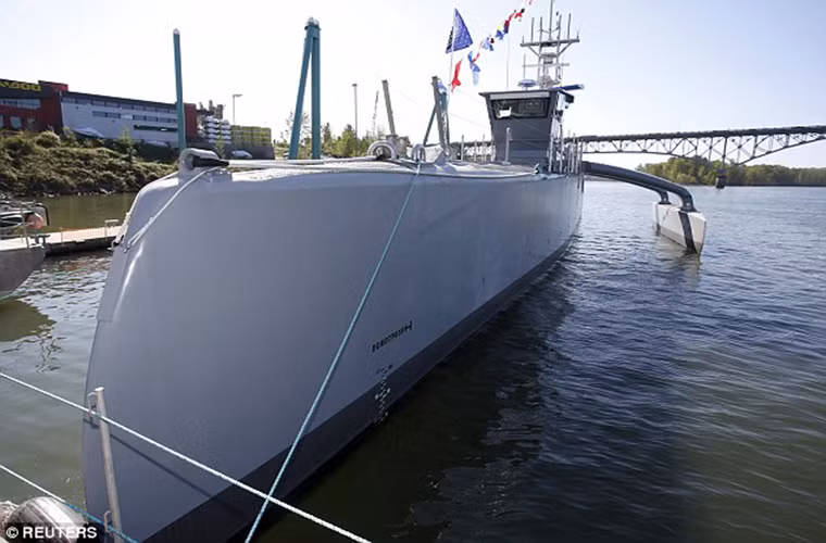 Vào cuối năm ngoái, Hải quân Mỹ cũng đã chi thêm ít nhất 8.5 triệu USD để thúc đẩy các thử nghiệm thực địa trên “Sea Hunter” cũng như mở rộng chương trình ACTUV, nhằm giúp nó có thể về đích sớm và tiến tới việc đi vào hoạt động chính thức trong năm 2018. Nguồn ảnh: Daily Mail.