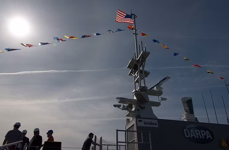 “Sea Hunter” hay còn được biết tới với cái tên ACTUV được Hải quân Mỹ triển khai từ năm 2010 với mục tiêu chính là phát triển một mẫu tàu chống ngầm không người lái có khả năng hoạt động liên tục từ 2-3 tháng trên biển. Nó được kỳ vọng sẽ giúp Hải quân Mỹ bảo vệ các biên đội tàu sân bay của nước này trước lực lượng tàu ngầm tấn công đối phương. Nguồn ảnh: Digital Trends.