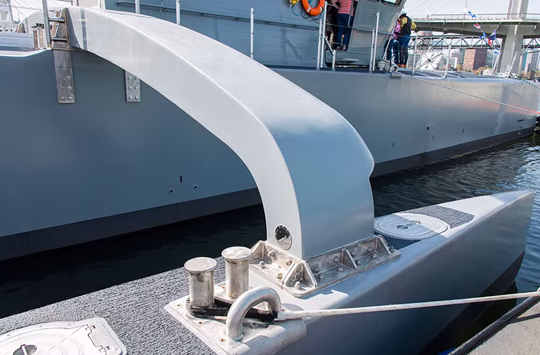 Sự thay đổi này được xem là phù hợp với học thuyết quân sự của Lầu Năm Góc tương tự như những gì họ đã làm với các mẫu máy bay không người lái trước đây. Bên cạnh hiệu quả trong tác chiến nó còn giúp giảm thiểu chi phí cũng như mối đe dọa đến an toàn của thủy thủ đoàn trong quá trình hoạt động. Nguồn ảnh: Digital Trends.