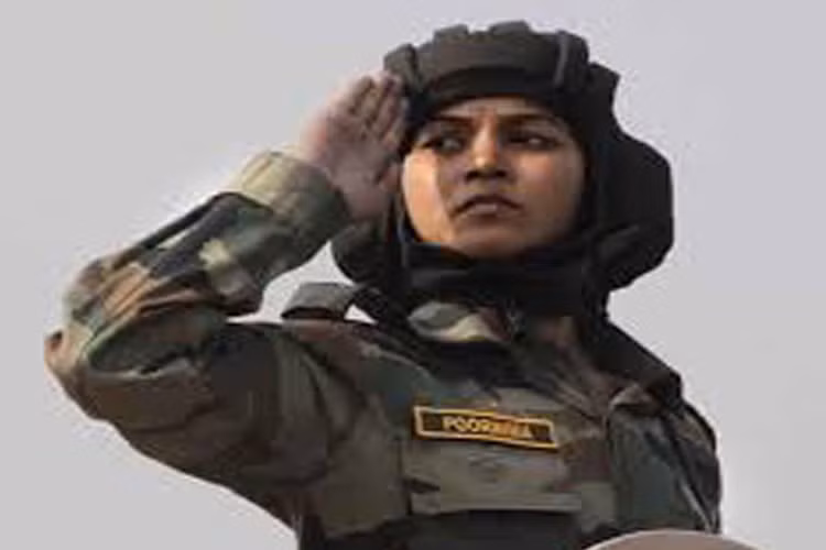 Nữ binh sĩ tăng thiết giáp.