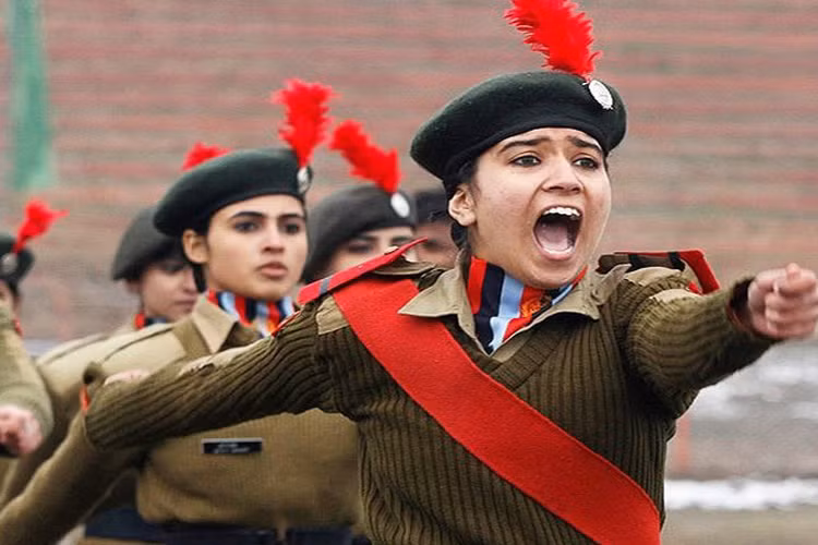 Họ cho thấy vẻ rắn rỏi không thua kém gì các nam đồng nghiệp.