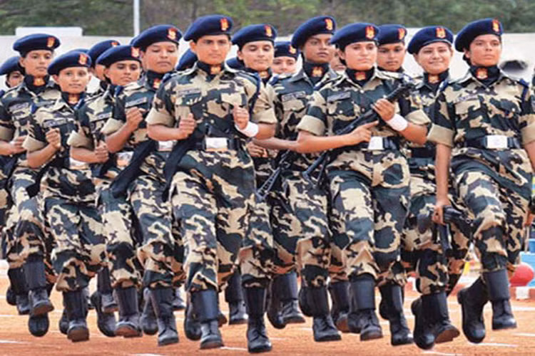 Các nữ binh sĩ đang tham gia khoá huấn luyện đặc biệt.