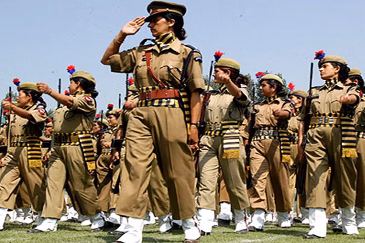 Các nữ binh sĩ tham gia một cuộc duyệt binh.