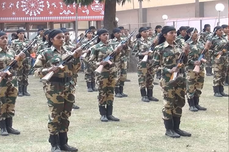 Các nữ binh sĩ thuộc đơn vị đặc nhiệm.