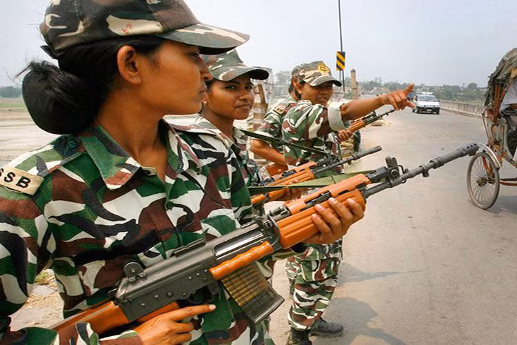 Các nữ binh sĩ đang cầm súng trường tấn công INSAS do Ấn Độ nghiên cứu chế tạo.