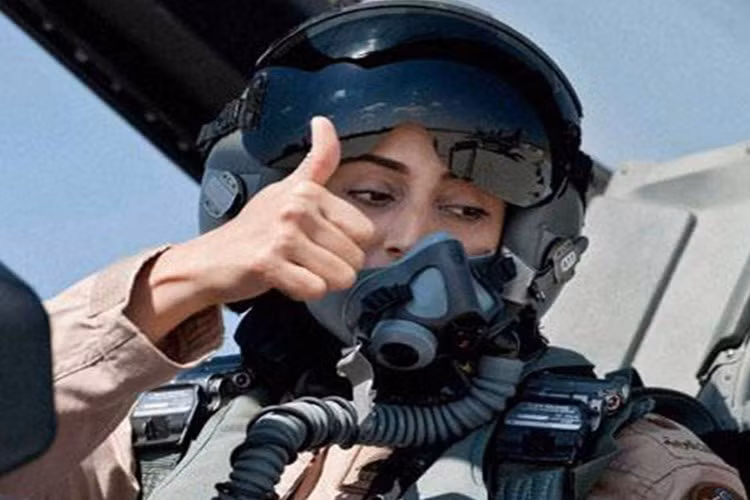 Nữ phi công vui mừng sau chuyến bay thành công.