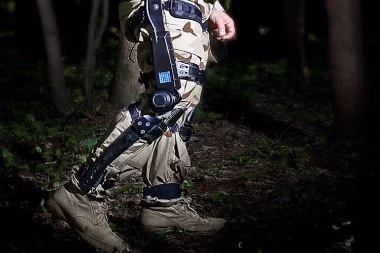 Để cho người lính có khả năng cơ động với những quân trạng nặng, một bộ khung trợ lực cũng được phát triển kèm theo.