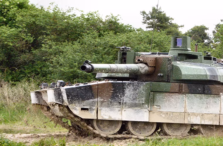 Sở dĩ nói như vậy là bởi bản thân chương trình “Scorpion” cũng đi kèm gói nâng cấp vũ khí dành cho Leclerc, trong đó bao gồm cả phương án thay thế pháo chính 120mm GIAT CN vốn đã lỗi thời của mẫu xe tăng này. Vì vậy sẽ không có gì quá ngạc nhiên khi trong giai đoạn này Nexter âm thầm tung ra một mẫu pháo chính mới dành cho Leclerc. Nguồn ảnh: primeportal.net.