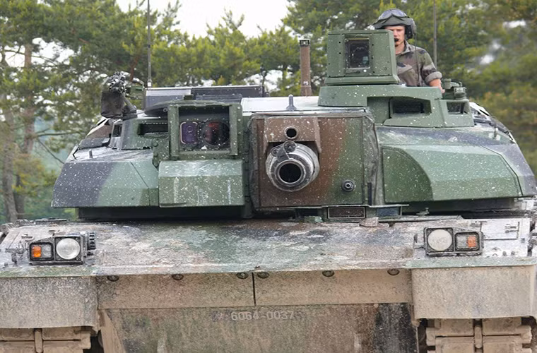AMX-56 Leclerc là dòng xe tăng chiến đấu chủ lực hiện đại nhất của Quân đội Pháp hiện nay và ở Châu Âu nó chỉ xếp sau những chiếc Leopard của Đức, tuy nhiên sau hơn 20 năm phục vụ Leclerc đang có dấu hiệu lỗi thời hơn so với các dòng xe tăng chiến đấu chủ lực khác trên thế giới. Nguồn ảnh: steelbeasts.com.