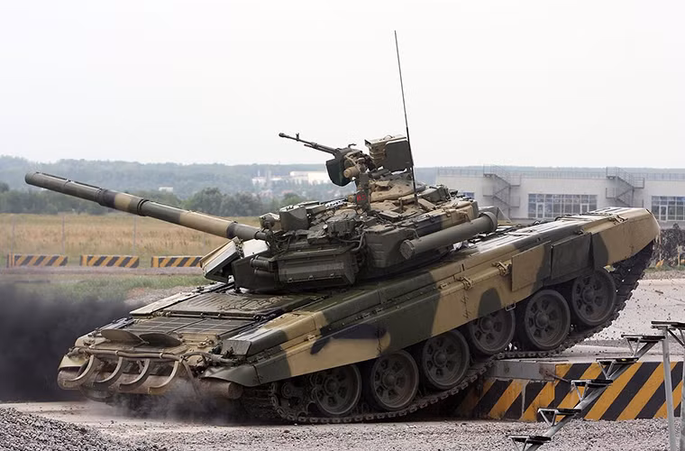 Câu hỏi được đặt ra là vì sao cho tới hiện tại Uralvagonzavod mới tung ra hình ảnh của T-90M sau khi đã có T-90MS (một biến thể T-90S dành cho thị trường xuất khẩu). Trong khi đó thiết kế giữa T-90M và T-90MS thực sự không có quá nhiều điểm khác biệt. Nguồn ảnh: Wikimedia.