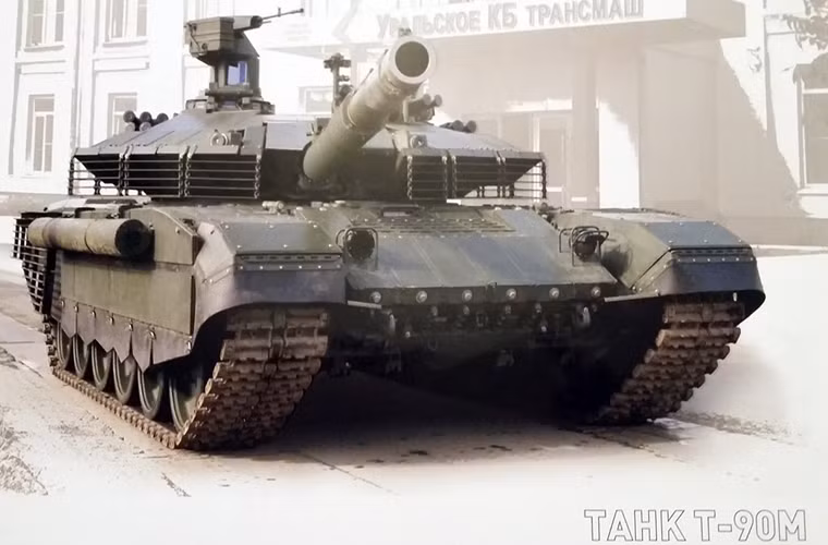 Trong ảnh chính là nguyên mẫu của xe tăng T-90M mới xuất hiện trong vài ngày gần đây. Nó có thiết kế tương tự như T-90MS với thiết kế tháp pháo tương tự và cũng được trang bị tổ hợp vũ khí tự động UDP T05BV-1. Tuy nhiên giữa chúng cũng có một số vài điểm khác biệt rõ rệt. Nguồn ảnh: defence.ru.