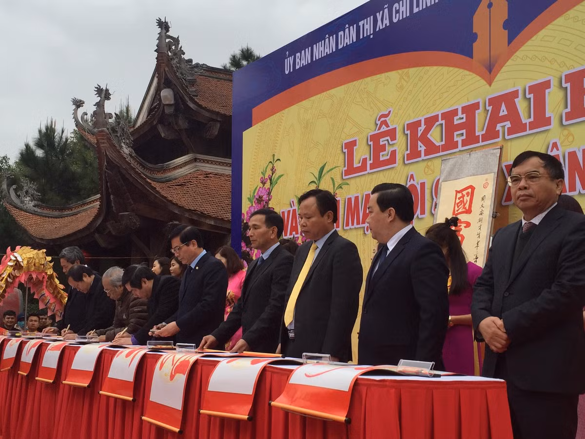 Thầy Chu Văn An là người có công lớn trong việc truyền bá, giáo dục tư tưởng đạo đức Khổng giáo mang bản sắc văn hóa Việt Nam. Đến đời vua Trần Dụ Tông, triều chính thối nát, gian thần nổi lên khắp nơi, ông dâng Thất trảm sớ xin chém 7 tên gian thần nhưng vua không chấp thuận nên ông từ quan về núi Phượng Hoàng ở ẩn, lấy hiệu là Tiều Ẩn. Thầy dạy học, viết sách ở đây cho tới khi qua đời vào năm 1370, thọ 79 tuổi.