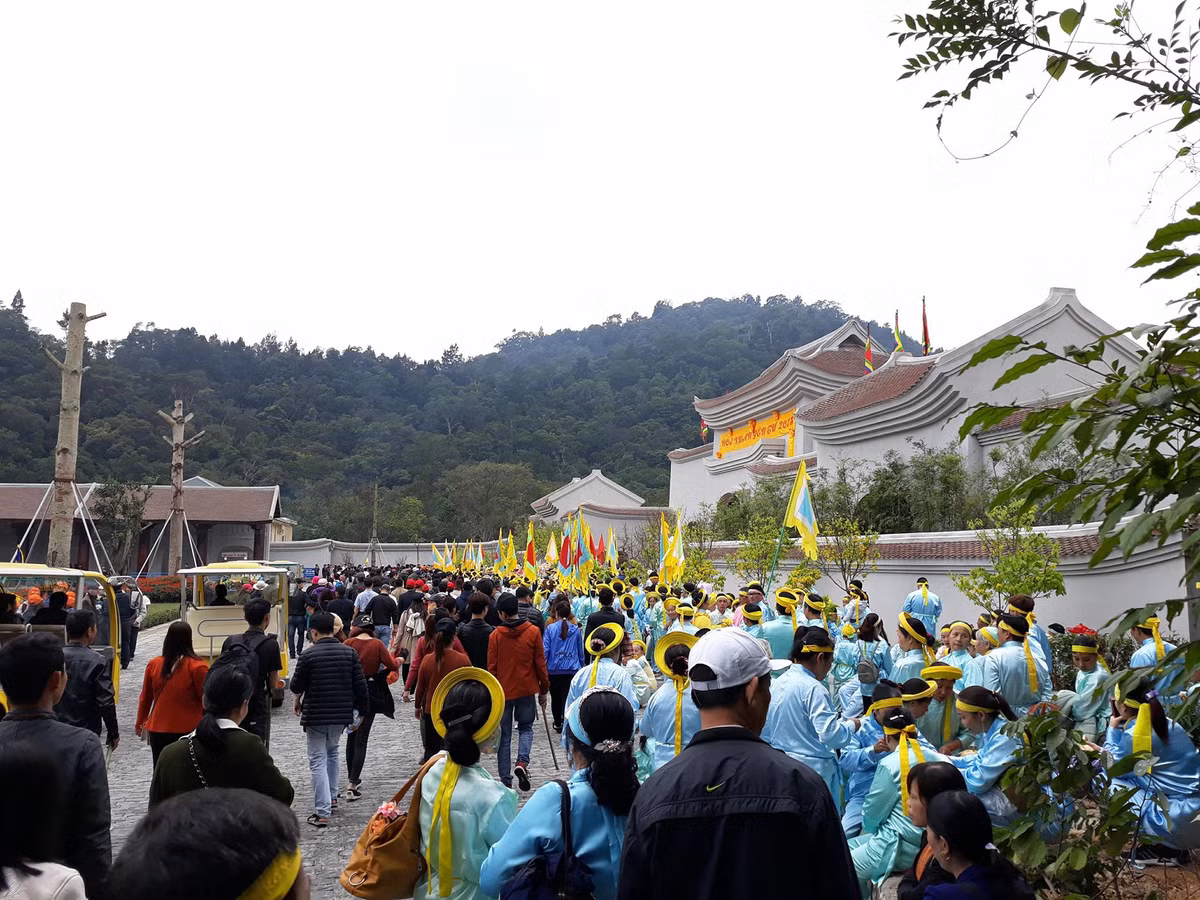 Những con đường vào khu Trung tâm Văn hóa Yên Tử cũng chật kín du khách.