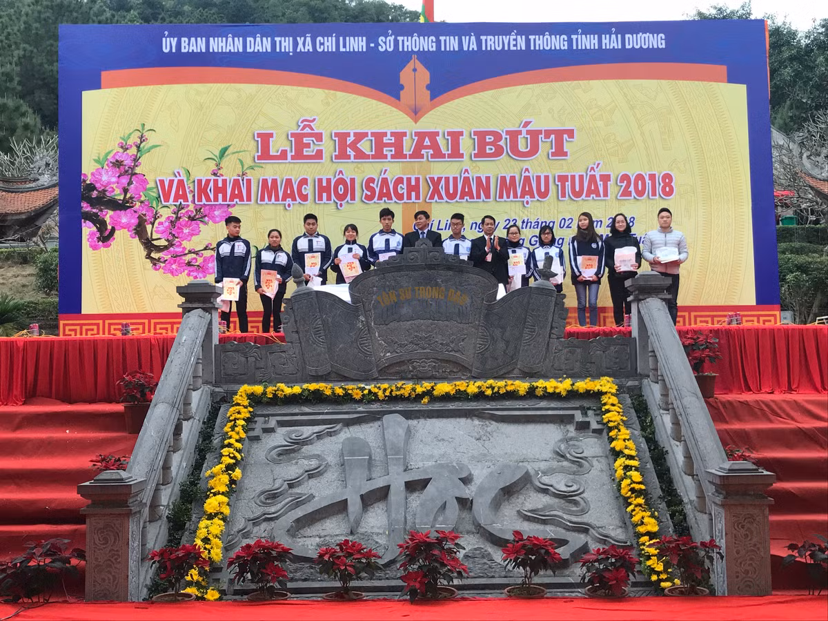 Cũng dịp này, Hội khuyến học Thị xã Chí Linh đã trao tặng học bổng và suất quà cho 21 học sinh có kết quả thi đại học cao nhất trong năm học 2017-2018...