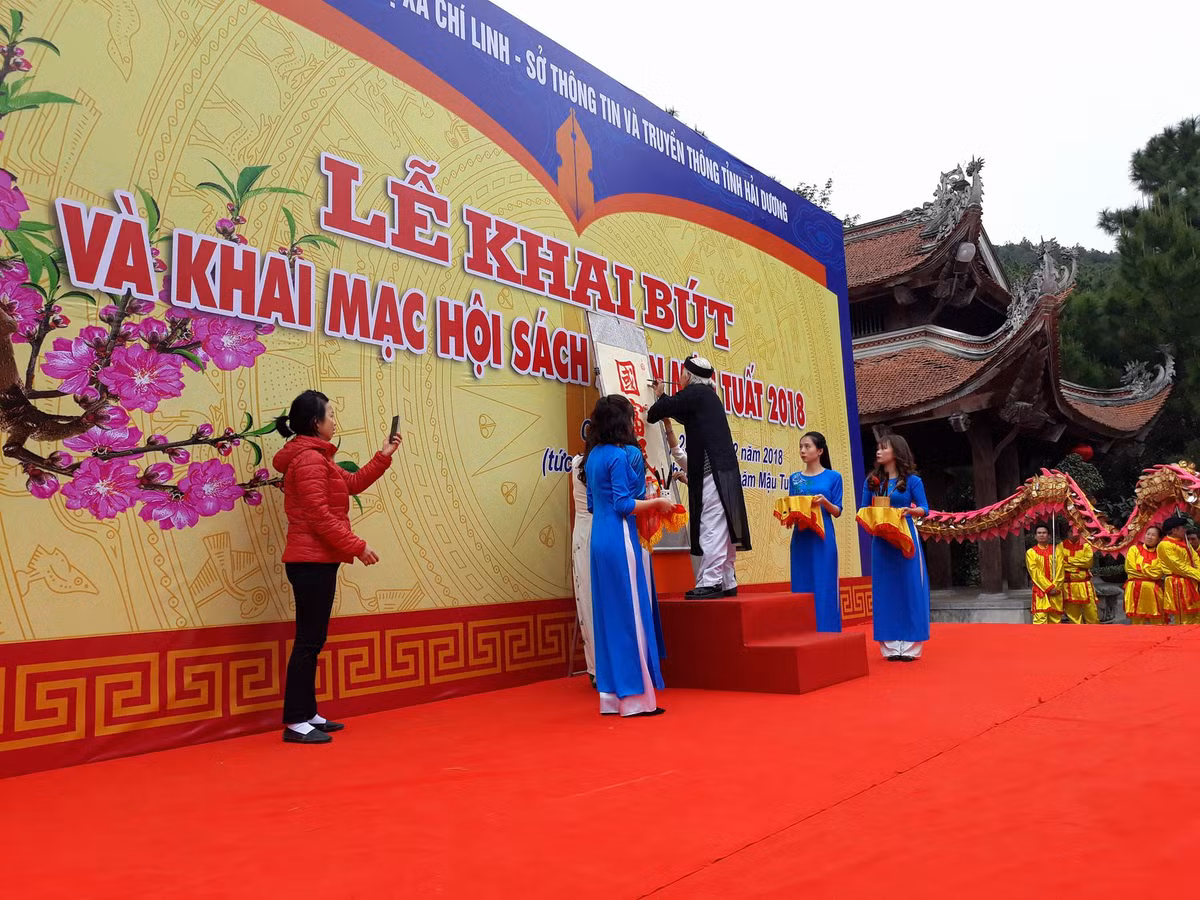 Đại diện Bộ Giáo dục và Đào tạo, Bộ Thông tin và Truyền thông, các trường đại học tại Hà Nội, Hội khuyến học và các trường Trung học Phổ thông Chu Văn An nhiều tỉnh miền Bắc, đại diện lãnh đạo và giáo viên, học sinh huyện Thanh Trì (Hà Nội)- quê hương thầy giáo Chu Văn An cùng đông đảo nhân dân và du khách thập phương đã về dự lễ. Ảnh: nhà thư pháp Lê Thiên Lý viết chữ Hán khai bút ở đền thờ Chu Văn An.