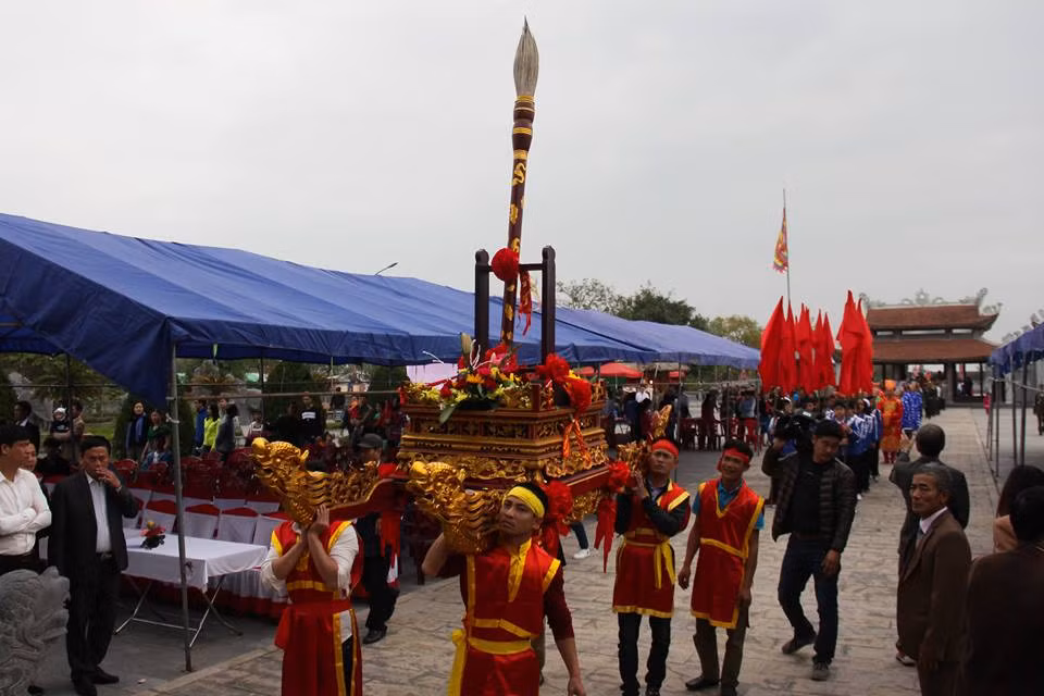 Ngày 21/2, tại Khu tưởng niệm các vua nhà Mạc (Ngũ Đoan, huyện Kiến Thụy, TP Hải Phòng), khoảng 500 học sinh giỏi toàn thành phố đã tham dự Lễ hội khai bút Xuân Mậu Tuất 2018.