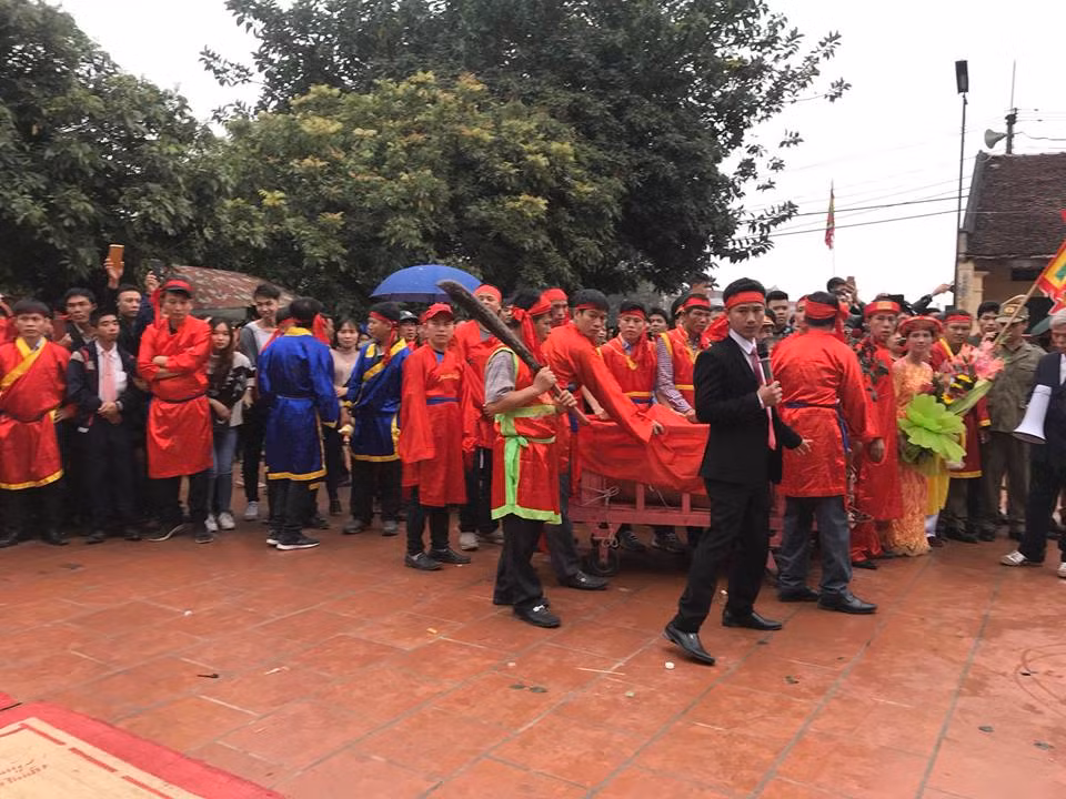 Theo người dân làng Ném Thượng, lễ hội năm nay có phần hoành tráng hơn, nhưng bớt dã man hơn khi màn chém lợn được đưa vào khu vực quây bạt kín.