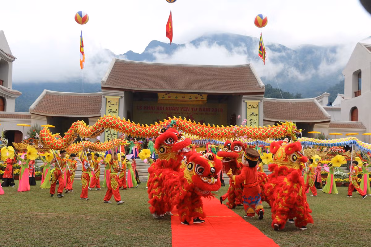 Chia sẻ về những nét mới trong Lễ hội Xuân Yên Tử năm nay, ông Nguyễn Duy Toàn, Phó trưởng Ban Quản lý di tích và rừng quốc gia Yên Tử, cho biết Lễ khai hội năm nay tăng quy mô phần rước lễ, ngắn gọn các phát biểu...