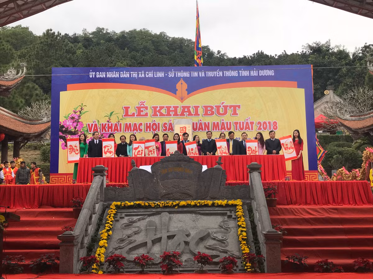 Tiếp sau phần khai bút chữ Nho, đại diện đại biểu Trung ương, tỉnh Hải Dương và thị xã Chí Linh lên khai bút chữ quốc ngữ với 9 chữ: Đức, Tâm, Tài, Trí, Quang, Minh, Thành, Đạt, Vinh. 