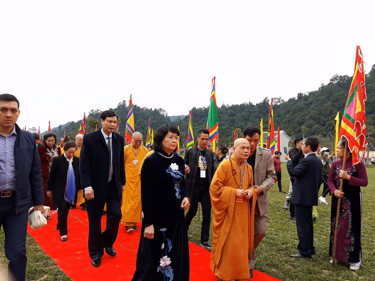 Đến dự buổi lễ, về phía trung ương có các đồng chí: Đặng Thị Ngọc Thịnh, Ủy viên Ban Chấp hành Trung ương Đảng, Phó Chủ tịch nước; Nguyễn Thị Doan, Nguyên Ủy viên Ban Chấp hành Trung ương Đảng, Nguyên Phó Chủ tịch nước; Nguyễn Thúy Anh, Ủy viên Ban Chấp hành Trung ương Đảng, Chủ nhiệm Ủy ban về các vấn đề xã hội của Quốc hội; Đặng Thị Bích Liên, Thứ trưởng Bộ VHTT&amp;DL và các đồng chí lãnh đạo của tỉnh Quảng Ninh cùng Ban Trị sự Giáo hội Phật giáo.