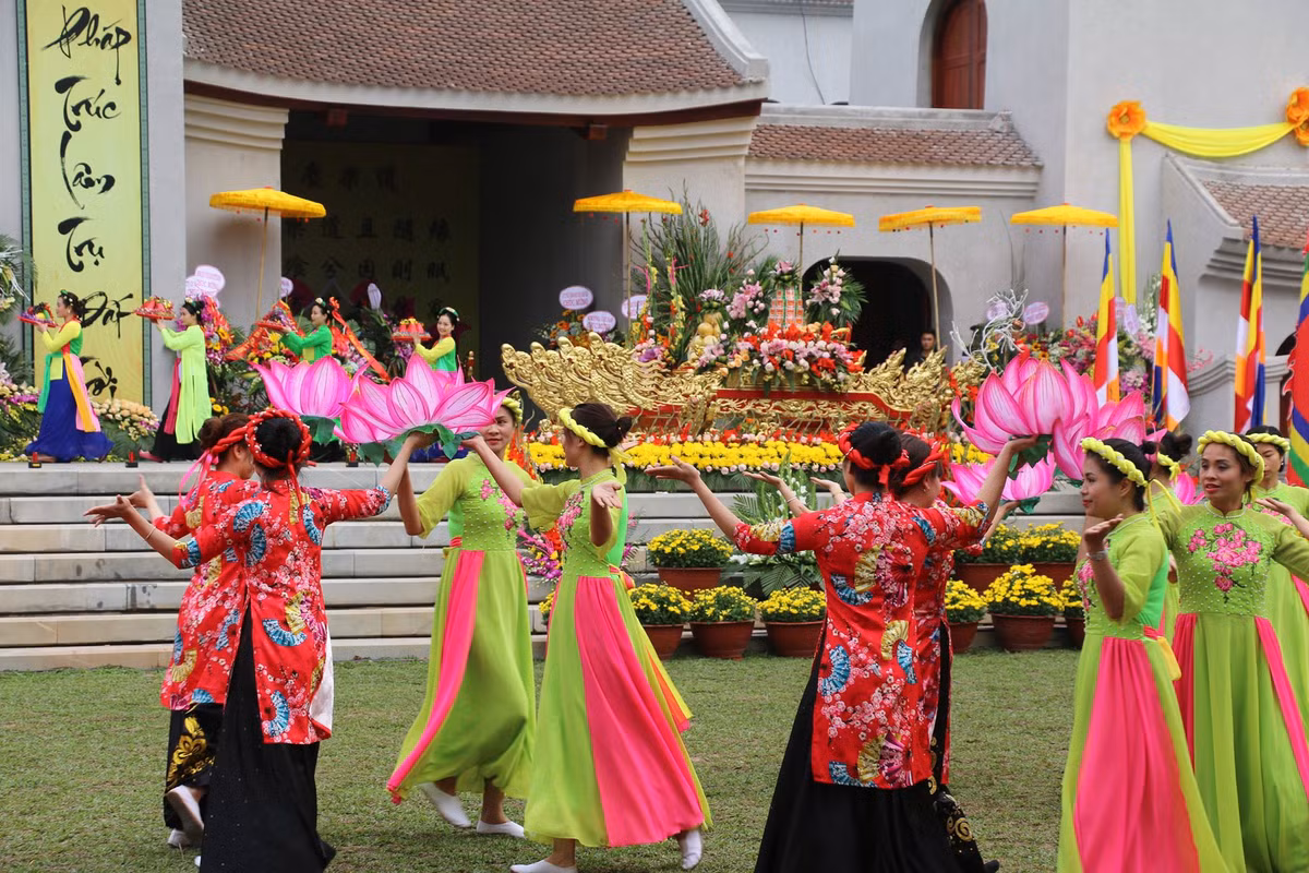 Trong khuôn khổ lễ hội diễn ra nhiều hoạt động văn hóa nghệ thuật như chọi gà, trò chơi kéo co, ném còn, biểu diễn nghề thêu thủ công, các điệu múa truyền thống của người đồng bào dân tộc Dao Thanh Y tại Yên tử; biểu diễn nghệ thuật múa rồng, lân, võ thuật cổ truyền...