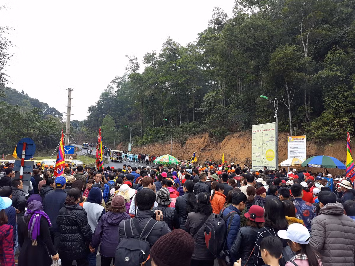 Sáng 25/2 (tức mùng 10 tháng Giêng năm Mậu Tuất), tại Trung tâm văn hóa Trúc Lâm, thuộc dự án khu Trung tâm lễ hội và dịch vụ Yên Tử, TP Uông Bí phối hợp với Ban Trị sự Giáo hội Phật giáo (GHPG) tỉnh Quảng Ninh long trọng tổ chức Lễ khai hội xuân Yên Tử năm 2018. Hàng vạn du khách trên cả nước đã về dự dẫn đến cảnh ùn tắc trên đường vào Yên Tử. 