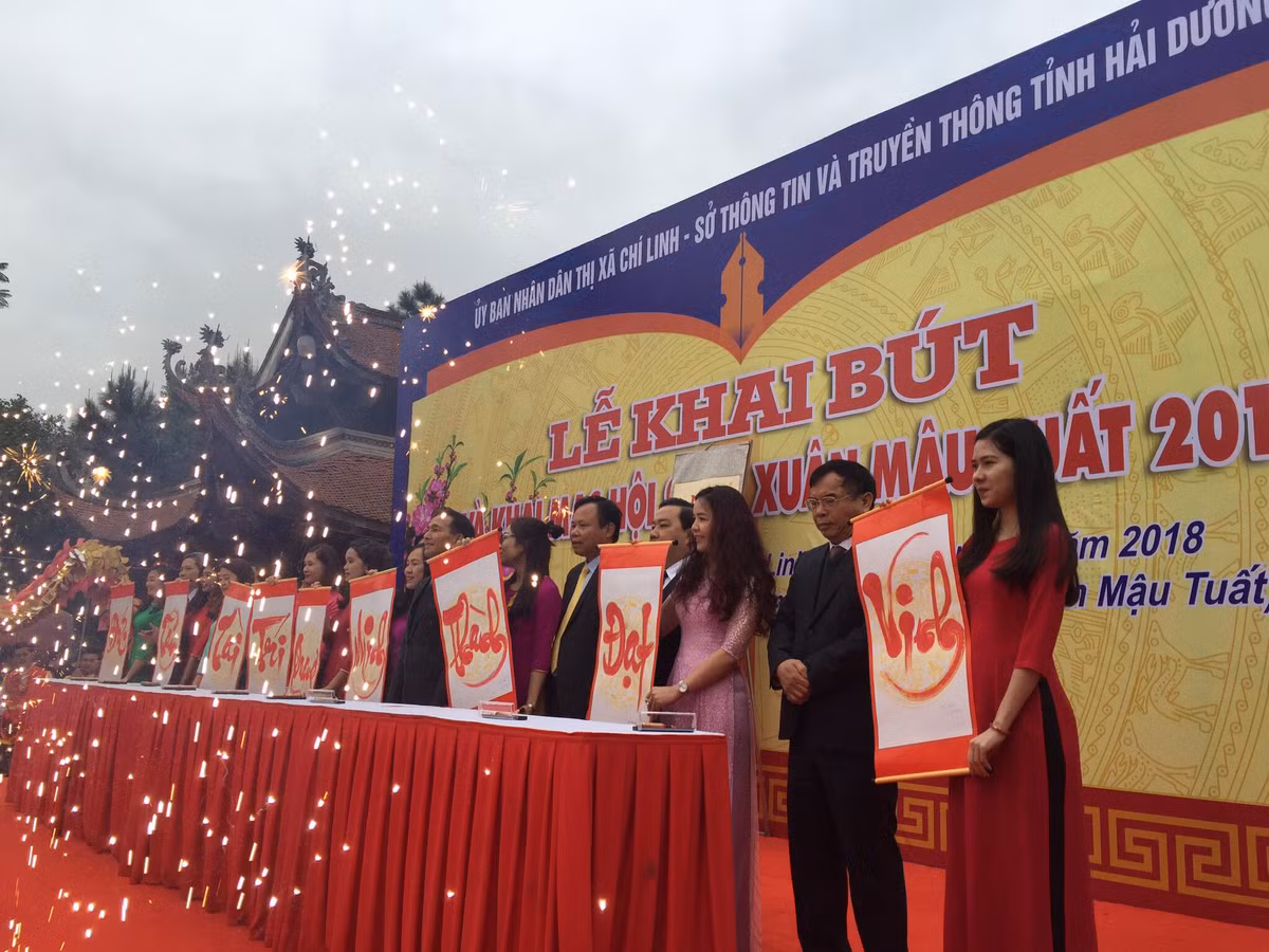 Sau nghi lễ dâng hương thầy giáo Chu Văn An và diễn văn khai bút, lễ khai bút bắt đầu với nghệ nhân thư pháp khai 4 chữ Nho: Quốc, Phú, Dân, Cường thể hiện niềm tin vào sự lớn mạnh, hưng thịnh của quốc gia, dân tộc.