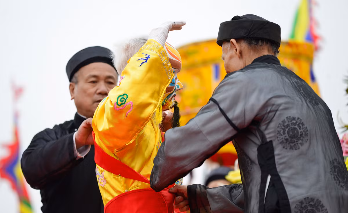 Lễ hội Tịch điền có nhiều nghi thức trang trọng như lễ rước trống, rước linh vị vua Lê Đại Hành từ chùa Long Đọi Sơn xuống chân núi và nhập với đoàn rước Thành Hoàng làng cùng tổ nghề trống Đọi Tam dưới chân núi Đọi đoàn rước tiến về khu ruộng mà trước đây vua Lê Đại Hành đã đi cày. Sau đó là lễ bái yết Thần nông cầu một năm mới mùa màng bội thu, nhân khang vật thịnh.