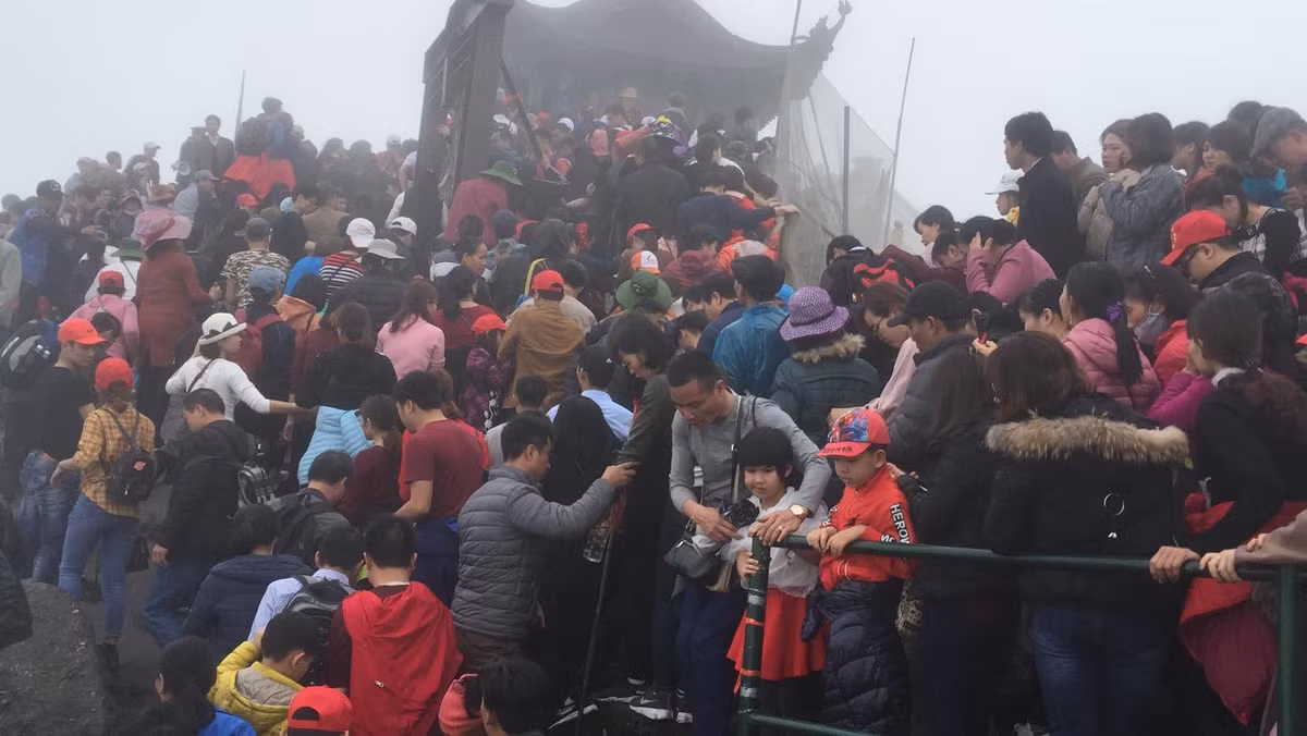 Không ít người hành hương chọn giải phóng đi bộ khiến các con đường lên Yên Tử cũng chật kín. Trong ảnh là cảnh chen chúc kinh hoàng đường lên chùa Đồng lúc rạng sáng nay được PV Kiến Thức ghi lại.