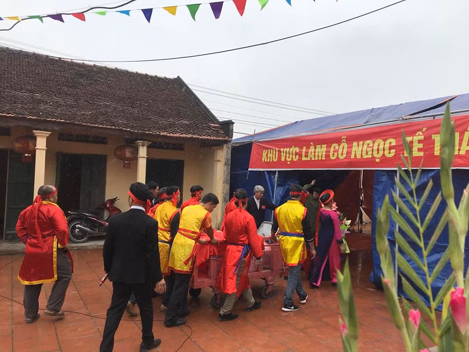 Trong ảnh, ông "ỉn" 1,5 tạ được đưa vào trong khu vực quây bạt để thực hiện nghi lễ.