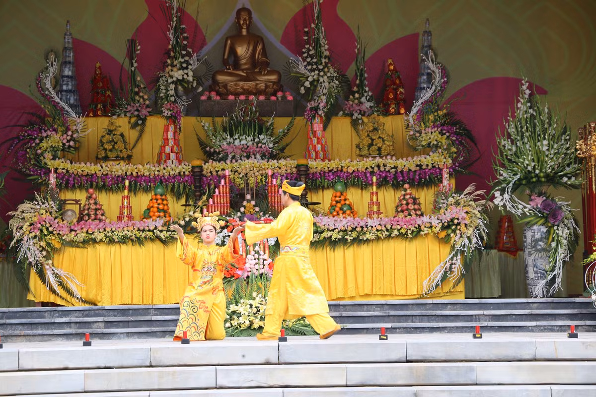 Lễ hội năm nay có quy mô lớn hơn mọi năm với phần lễ uy nghiêm, phần hội rộn ràng, màn sử thi được đầu tư kỹ lưỡng tái hiện cuộc đời tu hành của Đức Phật hoàng Trần Nhân Tông.