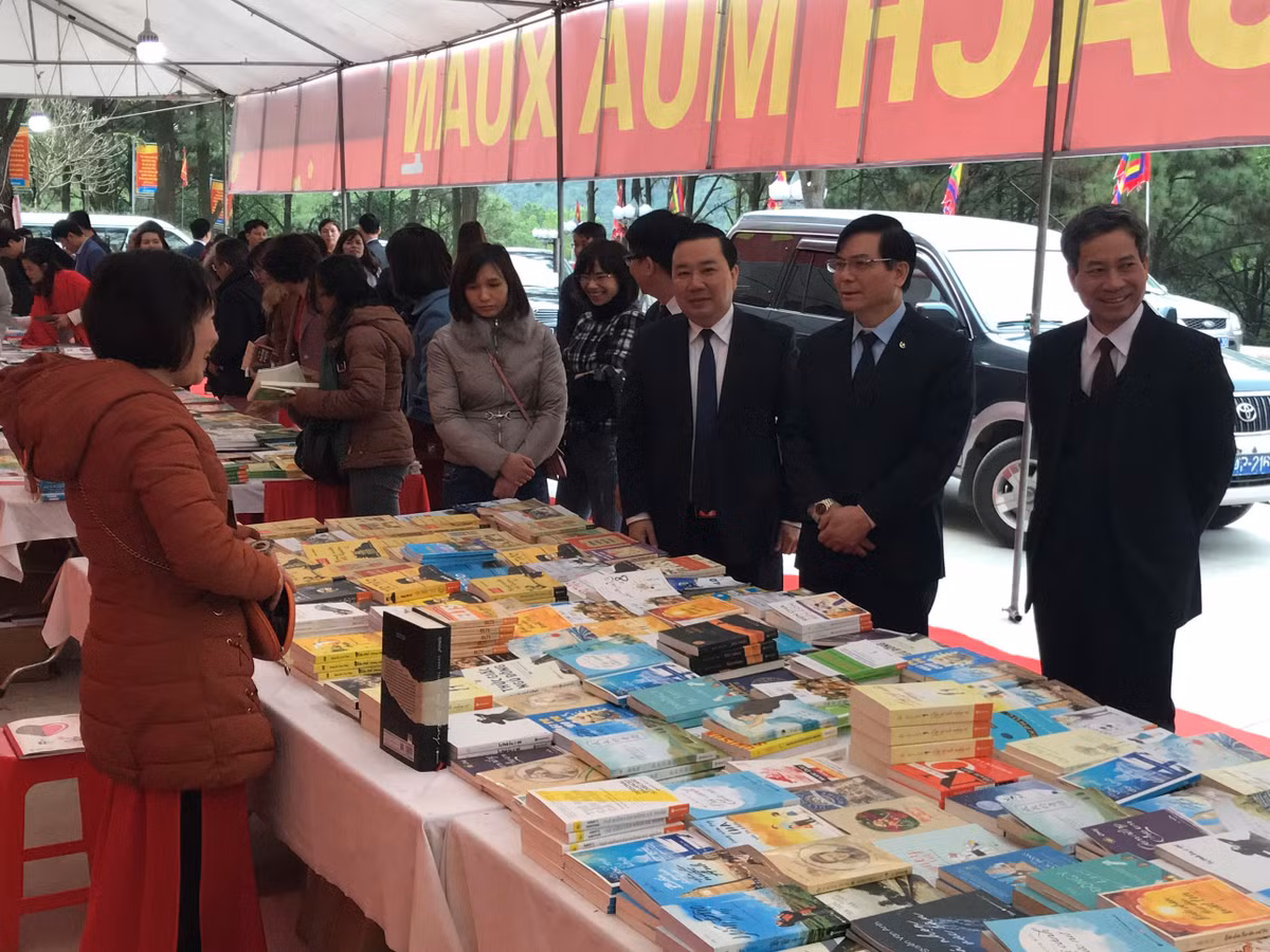 Cùng với Lễ khai bút đầu xuân, Hội sách xuân Mậu Tuất diễn ra ngay trong dịp đầu năm mới nhằm thiết thực hưởng ứng ngày sách Việt Nam, đồng thời, tôn vinh giá trị tri thức, tôn vinh giá trị của sách và góp phần phát triển văn hóa đọc, phát triển xã hội học tập. Hội sách diễn ra đến hết ngày 16 tháng giêng.