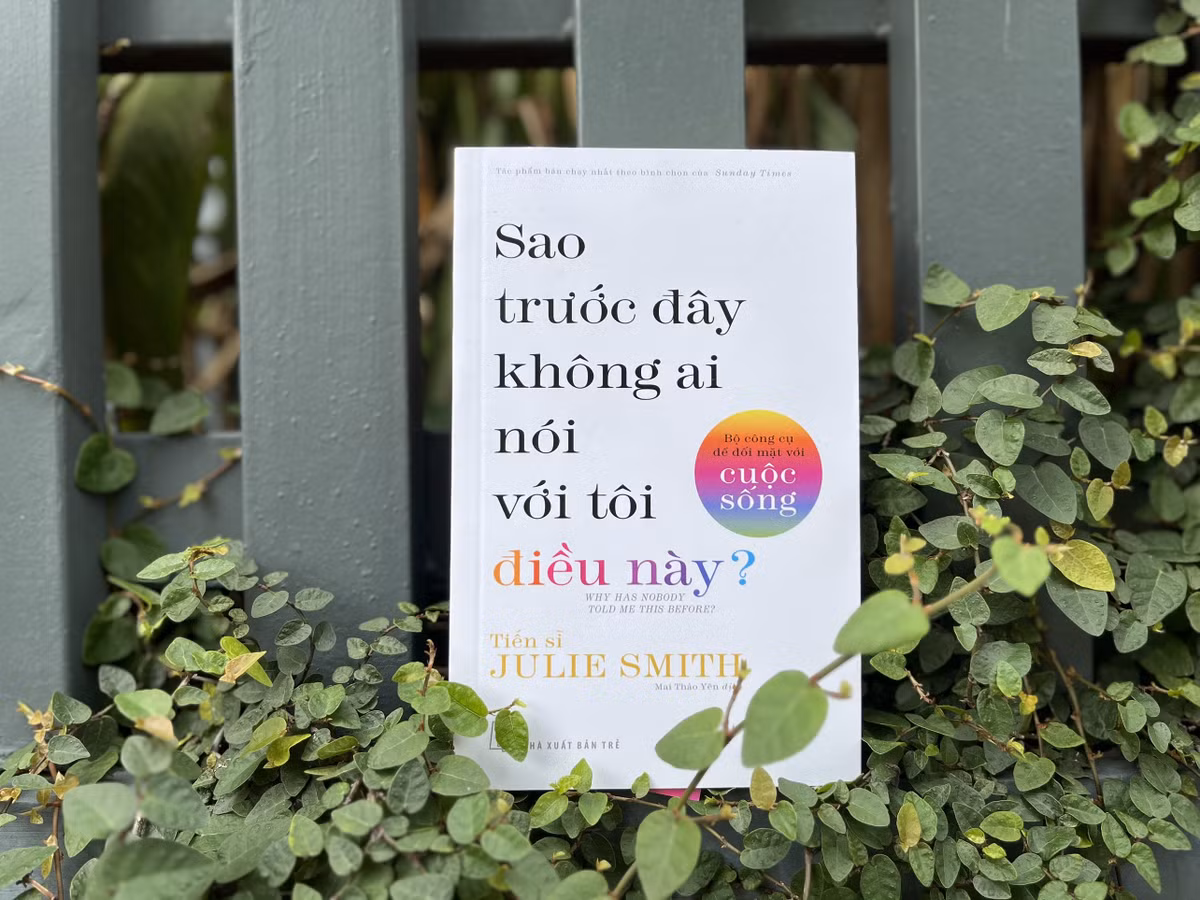 Sao trước đây không ai nói với tôi điều này: Tác phẩm nhận được rất nhiều lời ngợi khen từ độc giả quốc tế. Không chỉ là những dòng chữ vô hồn, chúng ta sẽ thấy như có một nhà trị liệu đang ngồi kề bên, dẫn dắt mỗi người nhìn nhận và thấu hiểu cảm xúc của bản thân. Đồng thời, cung cấp chiến thuật để ứng phó và vượt qua chướng ngại.