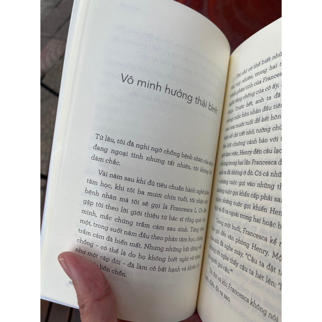 Cuộc đời soi tỏ tập hợp những ca tham vấn của bác sĩ Stephen Grozs trong 25 năm hành nghề phân tâm học. Ông đã dành hơn 50.000 giờ với các bệnh nhân. Chất liệu sinh động của công việc đó tạo nên nội dung cuốn sách hấp dẫn này. Đôi khi ta không thể nhận ra tình trạng của chính mình, cho đến khi đọc một trường hợp của người khác và thấy điểm tương đồng. Sách dành cho bất kỳ ai đang muốn tìm hiểu về tâm lý học, phân tâm học và chính bản thân mình.