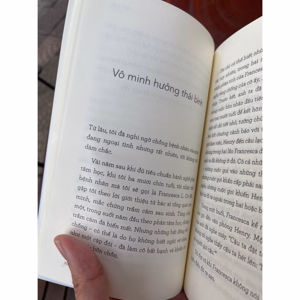 Cuộc đời soi tỏ tập hợp những ca tham vấn của bác sĩ Stephen Grozs trong 25 năm hành nghề phân tâm học. Ông đã dành hơn 50.000 giờ với các bệnh nhân. Chất liệu sinh động của công việc đó tạo nên nội dung cuốn sách hấp dẫn này. Đôi khi ta không thể nhận ra tình trạng của chính mình, cho đến khi đọc một trường hợp của người khác và thấy điểm tương đồng. Sách dành cho bất kỳ ai đang muốn tìm hiểu về tâm lý học, phân tâm học và chính bản thân mình.