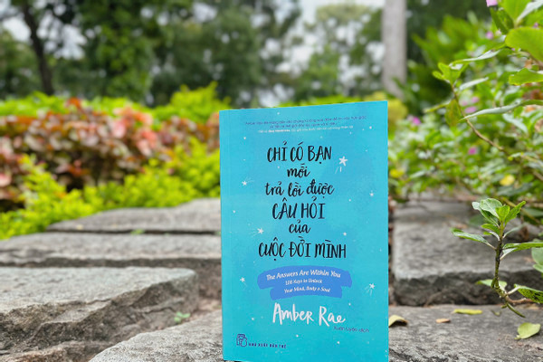 Chỉ có bạn mới trả lời được câu hỏi của chính mình: Hình thức cực kỳ xinh xắn, mới lạ với hình vẽ tay và thiết kế hấp dẫn, cùng những câu quote khiến độc giả “gật gù” liên hồi.