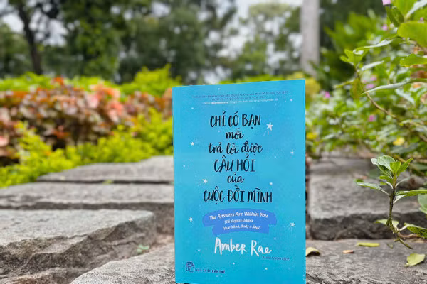 Chỉ có bạn mới trả lời được câu hỏi của chính mình: Hình thức cực kỳ xinh xắn, mới lạ với hình vẽ tay và thiết kế hấp dẫn, cùng những câu quote khiến độc giả “gật gù” liên hồi.