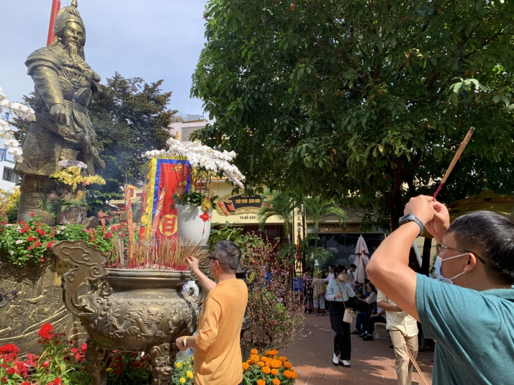 Van khan mung 1 thang 7 am, cung dung gio tien un un keo den