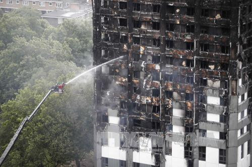 Cũng trong vụ hỏa hoạn Grenfell Tower chính là Shekeb Neda - anh chàng đã cõng mẹ bị liệt cơ từ tầng cao nhất của chung cư để thoát nạn.