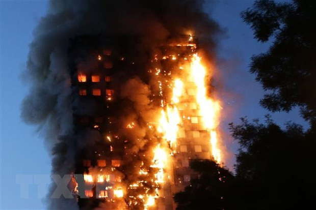 Năm 2017, Chung cư Grenfell Tower (London, Anh) cháy rụi. Vụ hỏa hoạn kinh hoàng cướp đi 17 sinh mạng và làm 74 người bị thương. Trong cơn tuyệt vọng, mẹ bé gái đã phải ném em qua cửa sổ tầng 5 (hoặc 6) để thoát khỏi ngọn lửa đang bao trùm toàn bộ chung cư. Được biết, khoảng cách mà bé gái rơi từ cửa sổ xuống mặt đất là 15m.