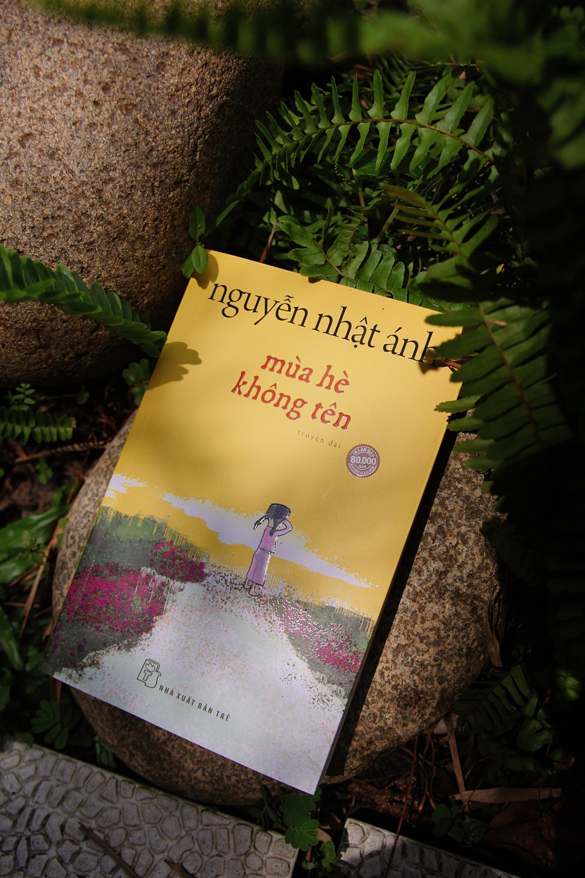 Khi viết Mùa hè không tên, nhà văn Nguyễn Nhật Ánh bị ám ảnh, tiếc nuối với những vui vẻ, rung động thời thơ ấu của mình. Ông cho rằng nhiều năm nay bản thân viết sách để "kéo tuổi thơ gần lại", thỉnh thoảng viết về chủ đề khác để tìm trải nghiệm mới nhưng sau cùng đều quay về “cội nguồn sáng tạo” là tuổi thơ. Điều này cũng nói lên nỗi ám ảnh của nhà văn về thời gian.