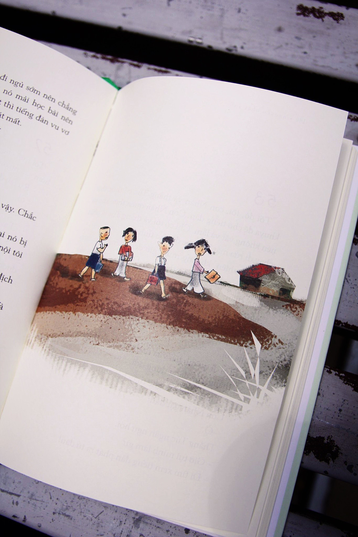 Đây là cuốn sách thứ 3 có bối cảnh mùa hè của nhà văn Nguyễn Nhật Ánh sau Hạ đỏ và Bảy bước tới mùa hè, được lấy cảm hứng từ những điều thân thuộc và gần gũi như: khung cảnh làng quê, trò chơi tuổi thơ, sự rung động đầu đời, bạn bè, trường lớp. Nhà văn cho biết có một niềm lưu luyến đặc biệt với mùa hè cũng như tiếng ve, hoa phượng vì sự gắn liền với tuổi học trò. “Nếu không có cành hoa phượng, tôi cũng không biết lấy gì gắn lên chiếc áo tuổi thơ”, ông chia sẻ.