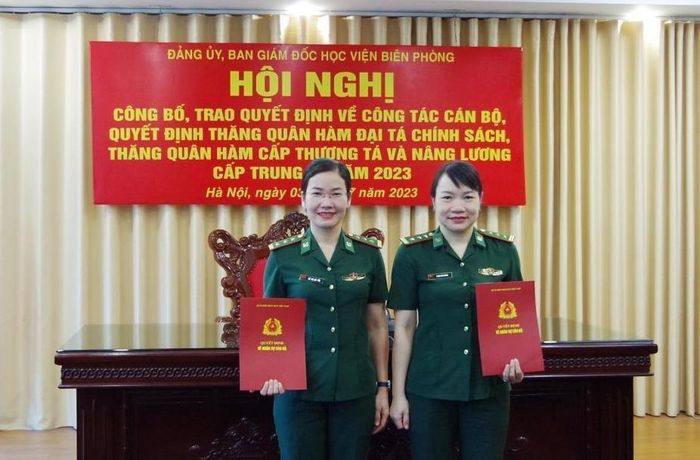 Với sự nỗ lực cố gắng và thành tích hoàn thành xuất sắc nhiệm vụ được giao, tháng 7 vừa qua, đồng chí Phạm Như Quỳnh (bên phải) được thăng quân hàm Thượng tá trước niên hạn. Ảnh: Hà Mi