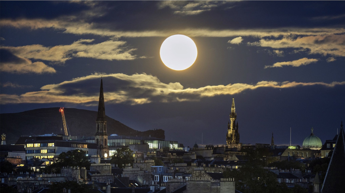 Theo Sky News, mặt trăng sẽ to hơn bình thường khi nó tỏa sáng trên bầu trời vào đêm qua, đạt cực đại vào khoảng 1h30 sáng giờ Việt Nam. Do siêu trăng gần hơn với trái đất nên nhìn nó có vẻ to hơn. Cùng chiêm ngưỡng những bức ảnh tuyệt đẹp chụp siêu trăng từ khắp nơi trên thế giới. Ảnh: Sky News.