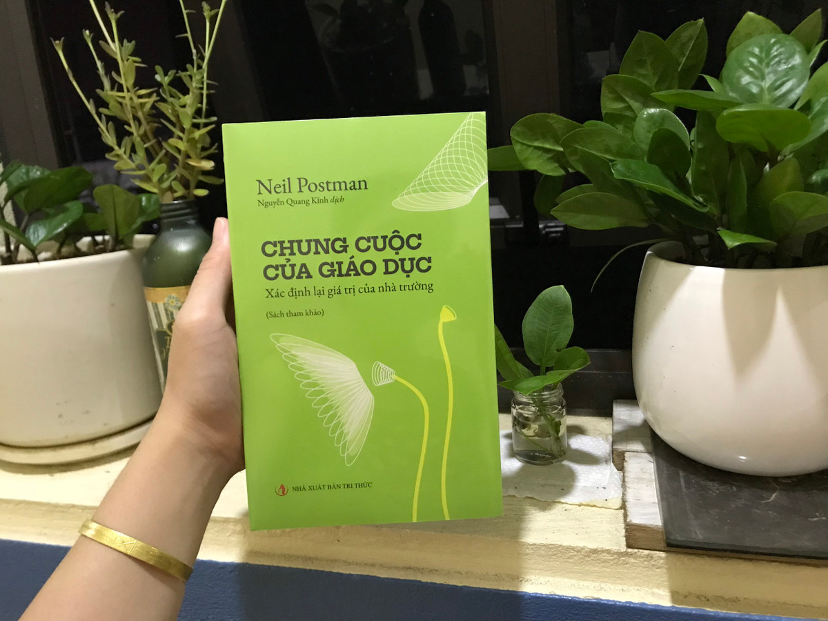 Cuốn sách bàn về cải cách giáo dục nhằm vượt qua khủng hoảng học đường tại Mỹ năm 1995.