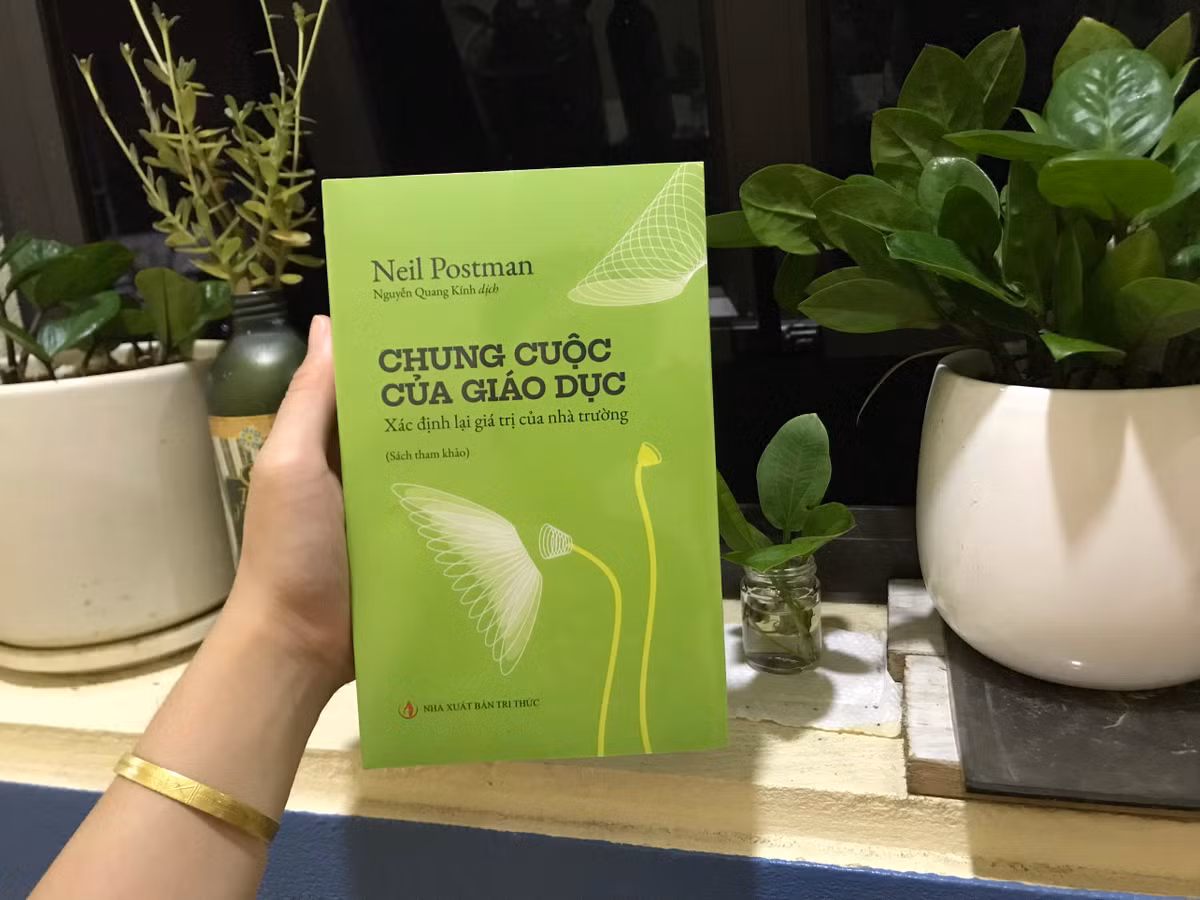 Cuốn sách bàn về cải cách giáo dục nhằm vượt qua khủng hoảng học đường tại Mỹ năm 1995.