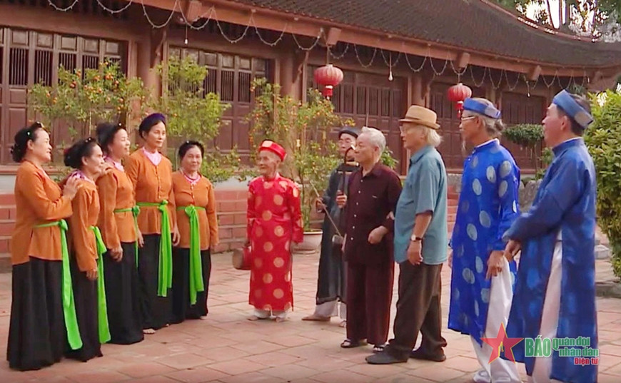 Câu lạc bộ ca trù Đồng Trữ biểu diễn tại sân đình làng. Ảnh nhân vật cung cấp