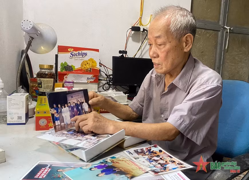 Ông Nguyễn Đức Luống giới thiệu về Câu lạc bộ ca trù Đồng Trữ. Ảnh: DIỆU HUYỀN